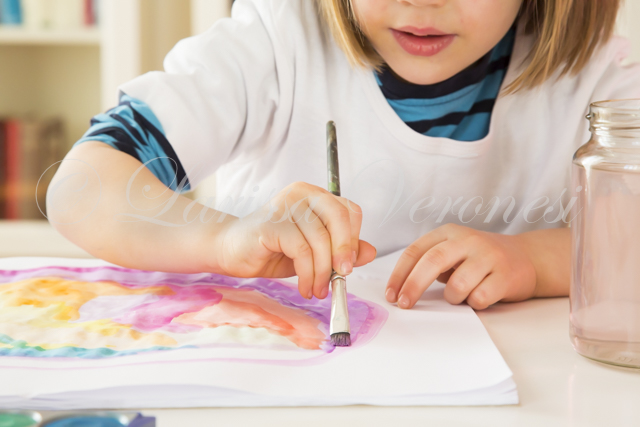 Deutschland, Studio, Mädchen malt mit Wasserfarben