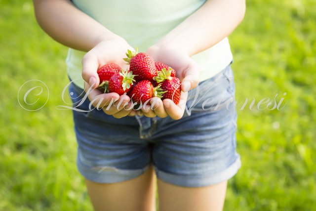 Deutschland, Baden-Württemberg, Mädchen mit Erdbeeren